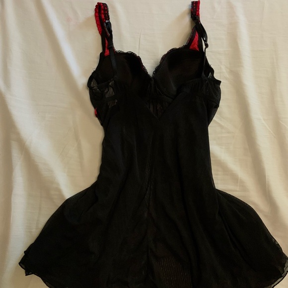 Elegant Black and Red Lace Chemise - Picture 3 of 3